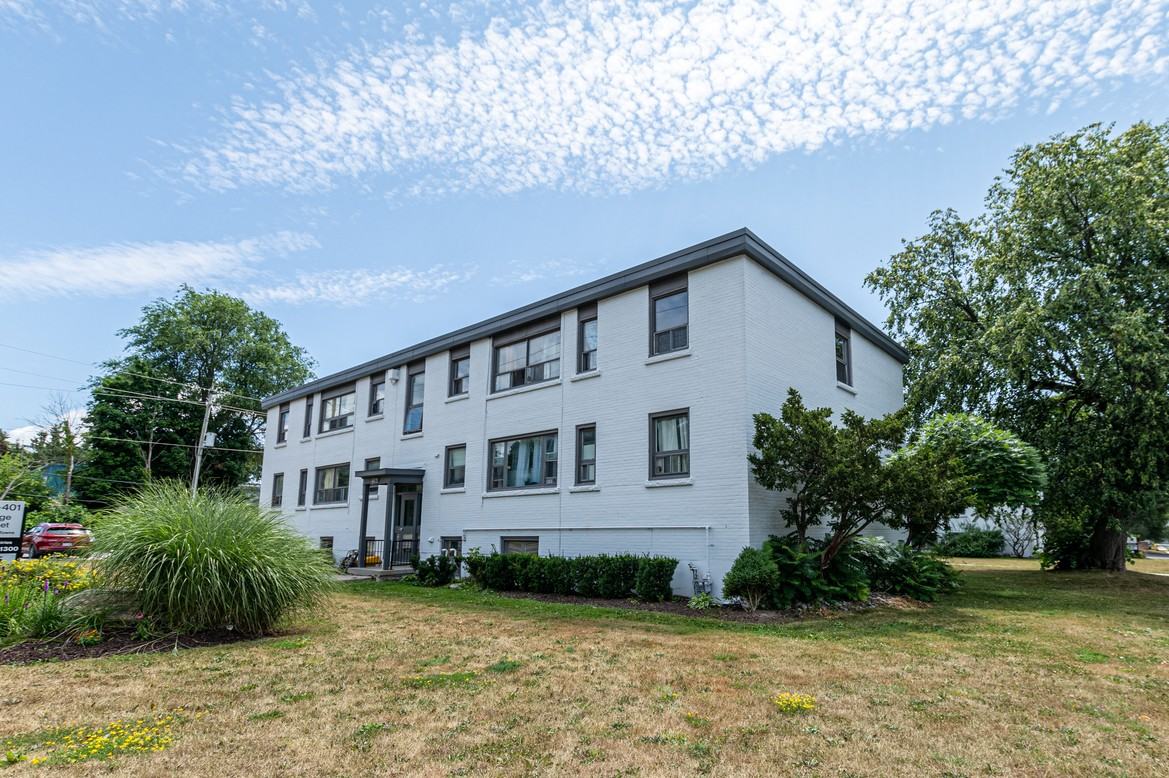 389-401 Yonge St - Photo 3 of 10