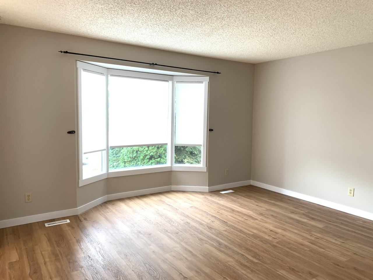 Cute & Bright 3 bed 1.5 bath house in Gibbons*Fenced Yard*Finished Basement! - Photo 2 of 28