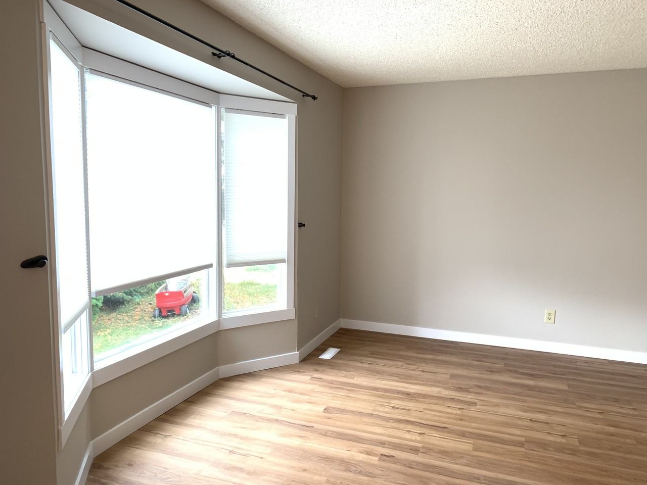 Cute & Bright 3 bed 1.5 bath house in Gibbons*Fenced Yard*Finished Basement! - Photo 3 of 28