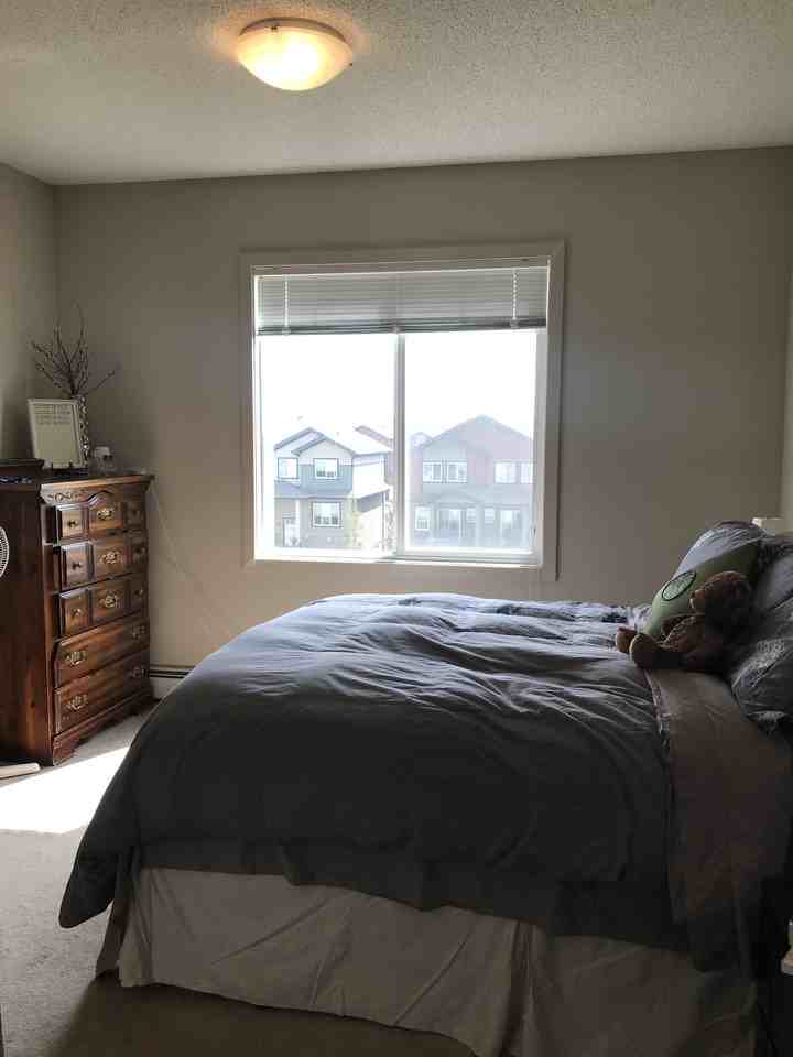 2 Bed + Den 2 Bath Condo*2 parking stalls*Summerside Lake