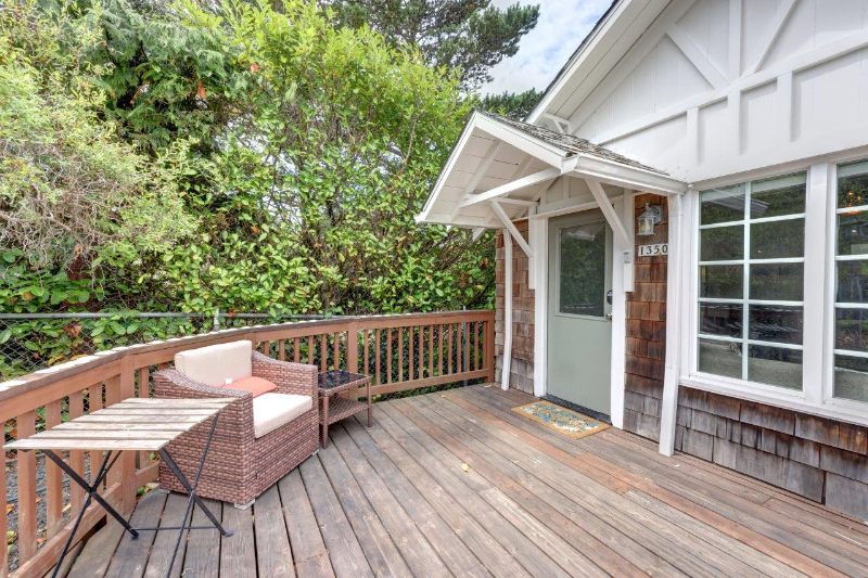 1350 Beach Dr - Photo 3 of 19