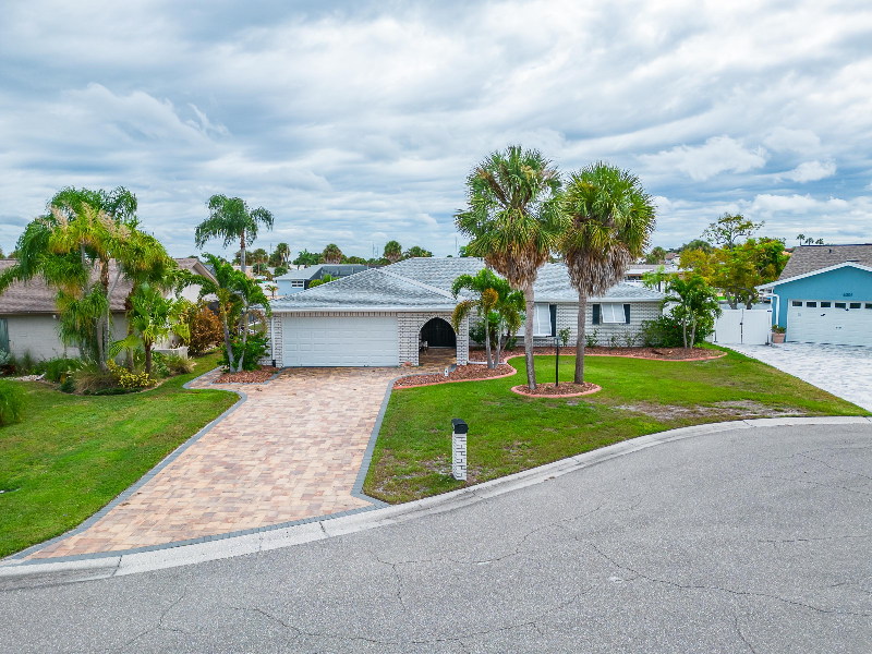 6305 Cottonwood Ln - Photo 2 of 50