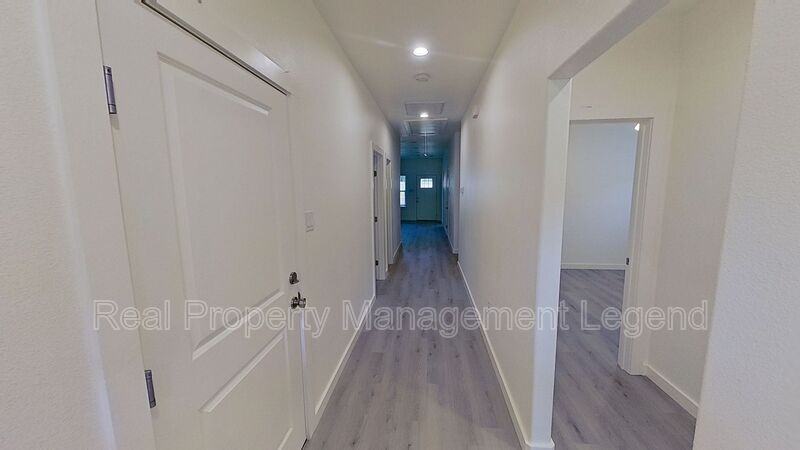 1009 Dubois St - Photo 6 of 35
