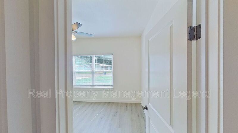 1009 Dubois St - Photo 7 of 35