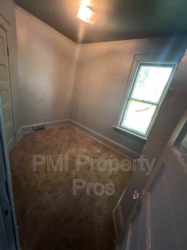 2506 W Burleigh St - Photo 3 of 7