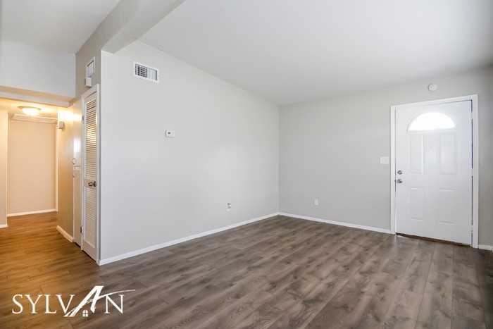 4809 S 87th St - Photo 3 of 14