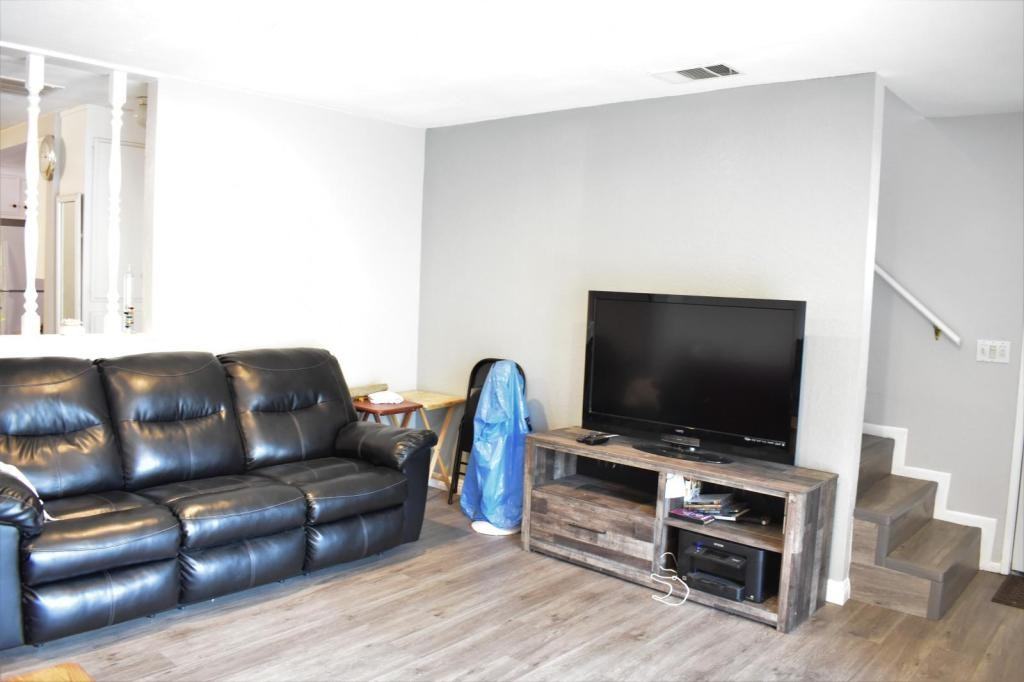 17330 Curtis Ave - Photo 3 of 34