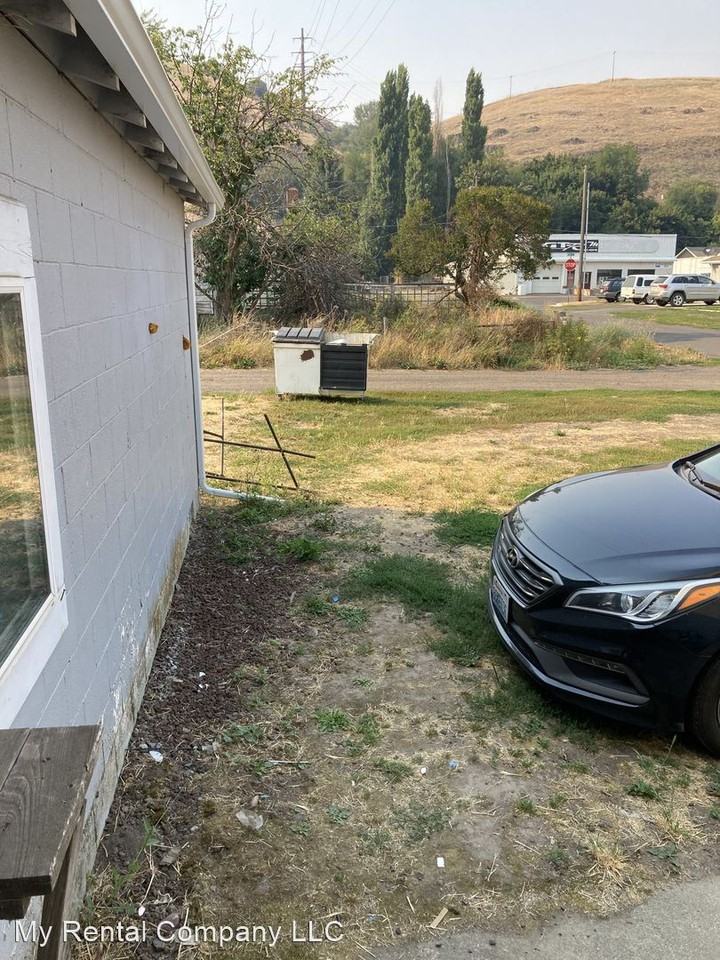 2 bedroom, 1 bath Tri-plex in Colfax newly renovated! - Photo 3 of 19