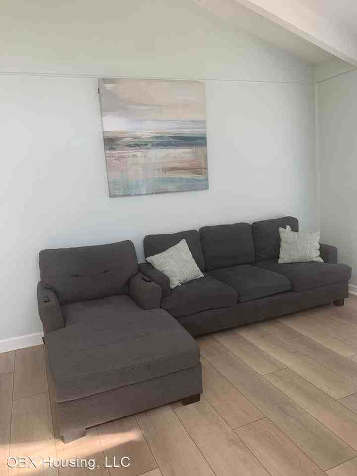 706 W 3rd St - Photo 3 of 13