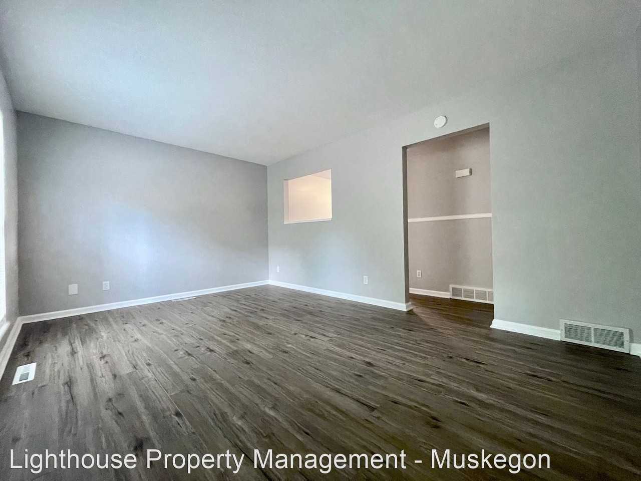 1634/1636 Pennoyer Ave - Photo 2 of 15