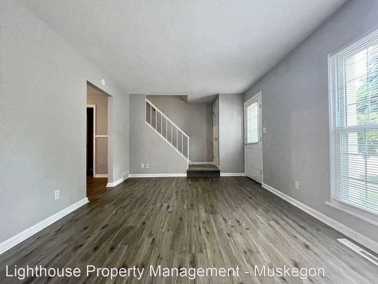 1634/1636 Pennoyer Ave - Photo 3 of 15