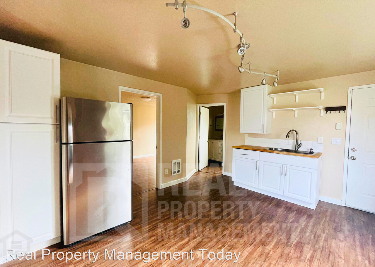 621-623 S Sprague Ave, Tacoma - Photo 2 of 6