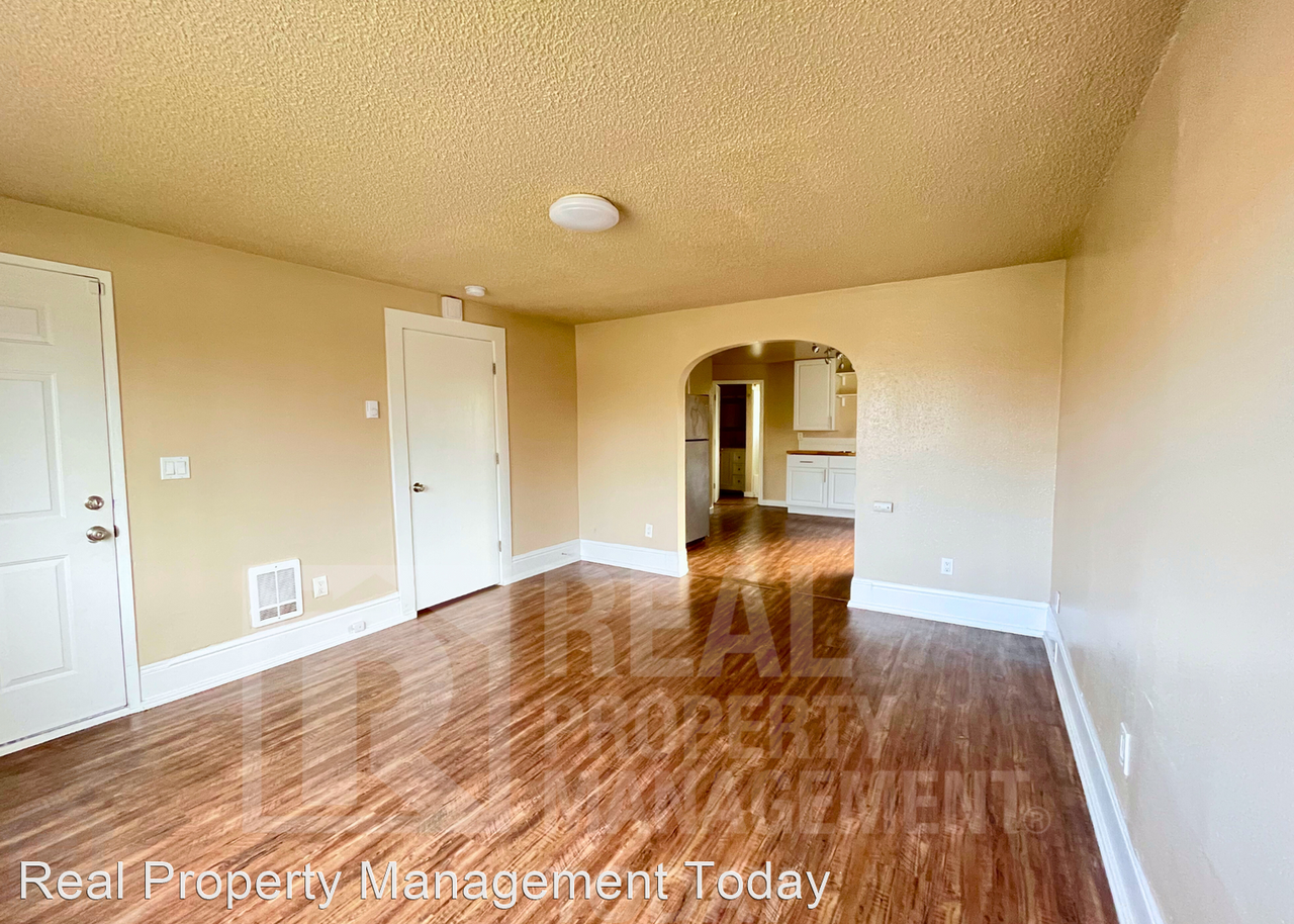 621-623 S Sprague Ave, Tacoma - Photo 3 of 6