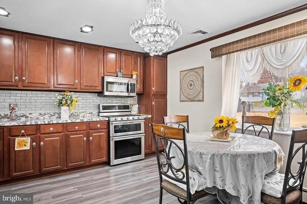 305 Lincoln Ave - Photo 2 of 10