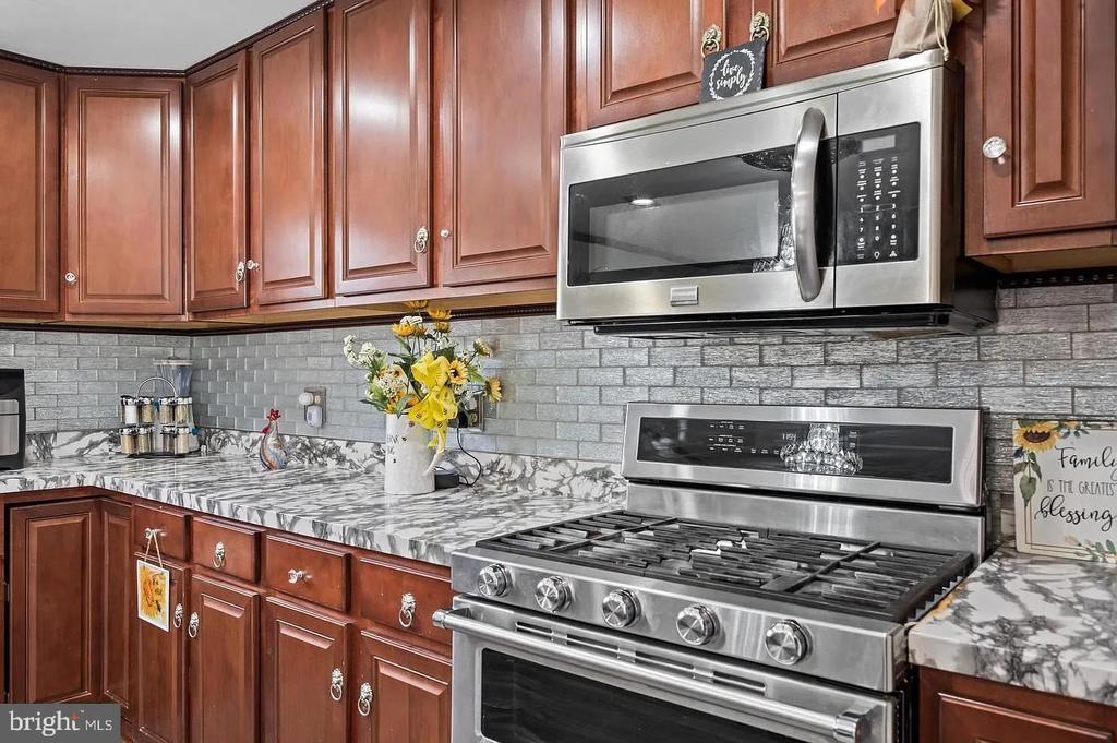 305 Lincoln Ave - Photo 3 of 10