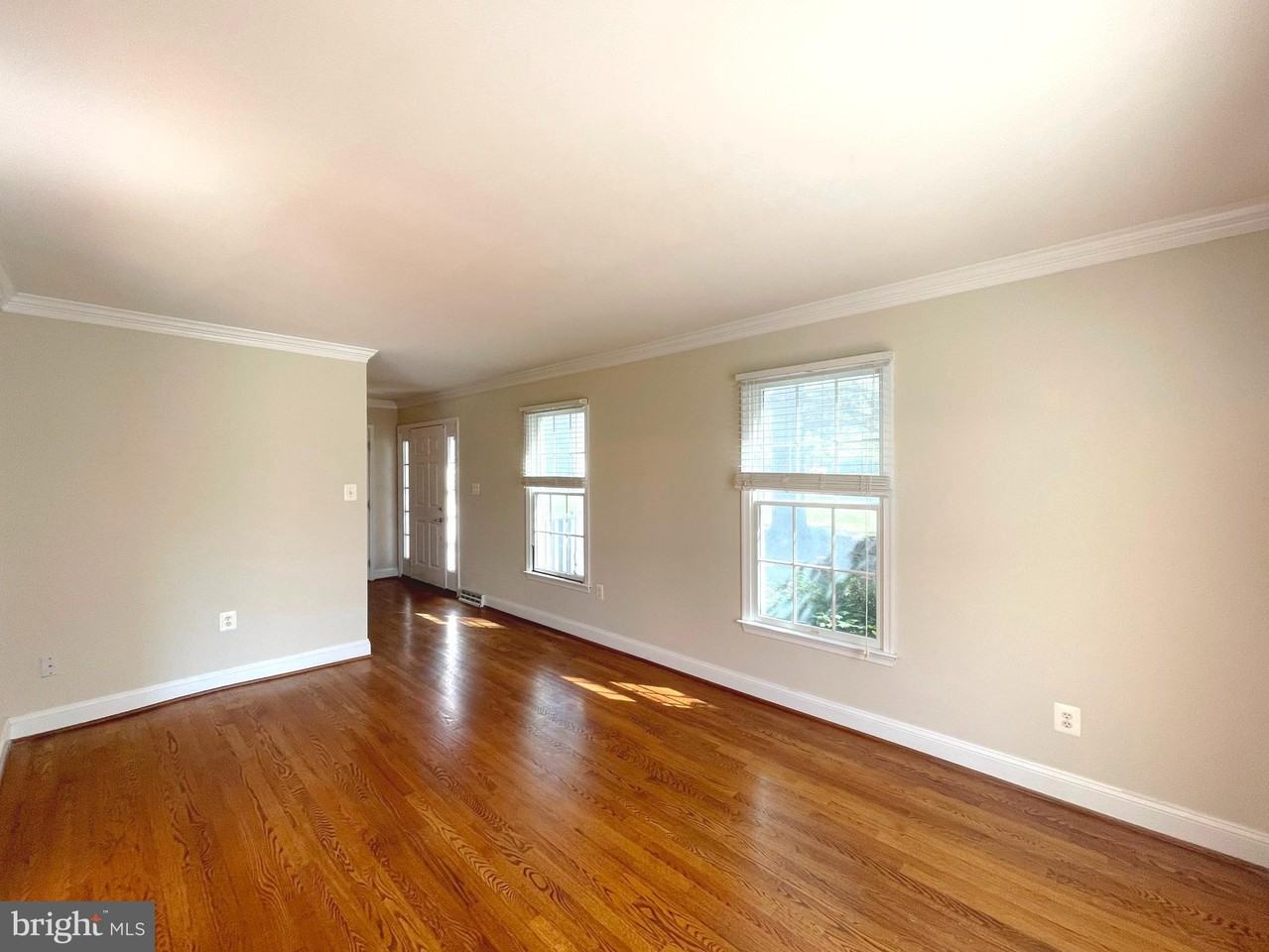 7765 Sutton Ct - Photo 3 of 46