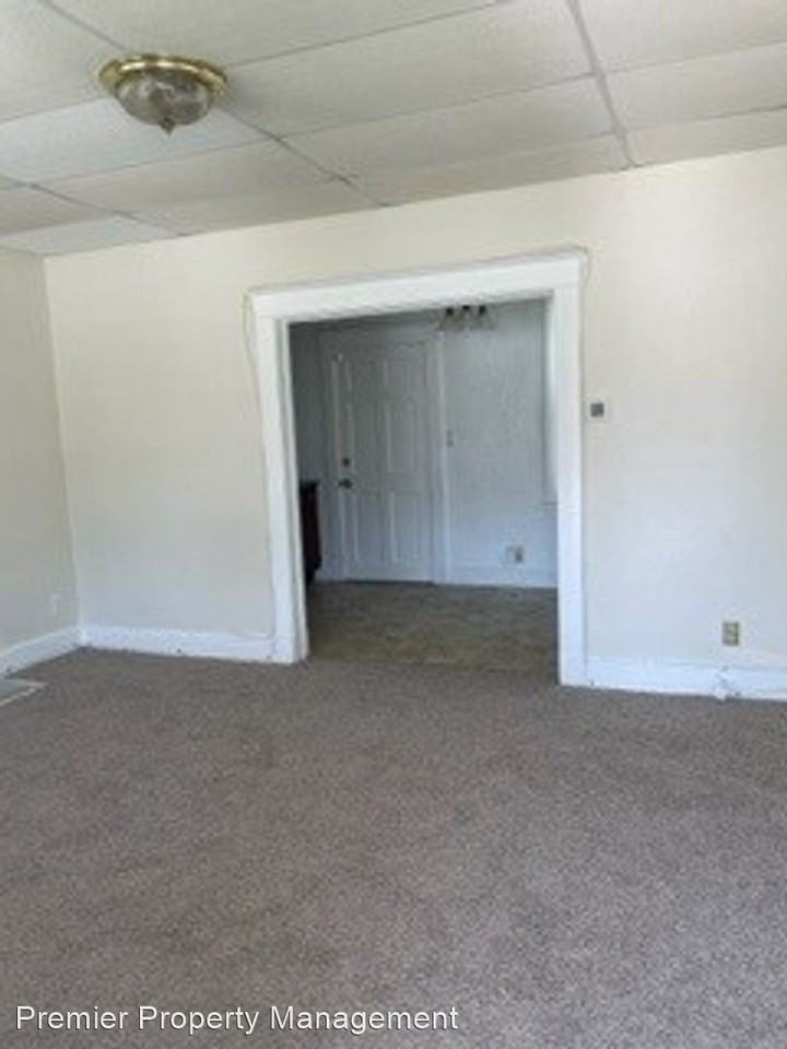 414 Broadview Blvd N - Photo 3 of 12