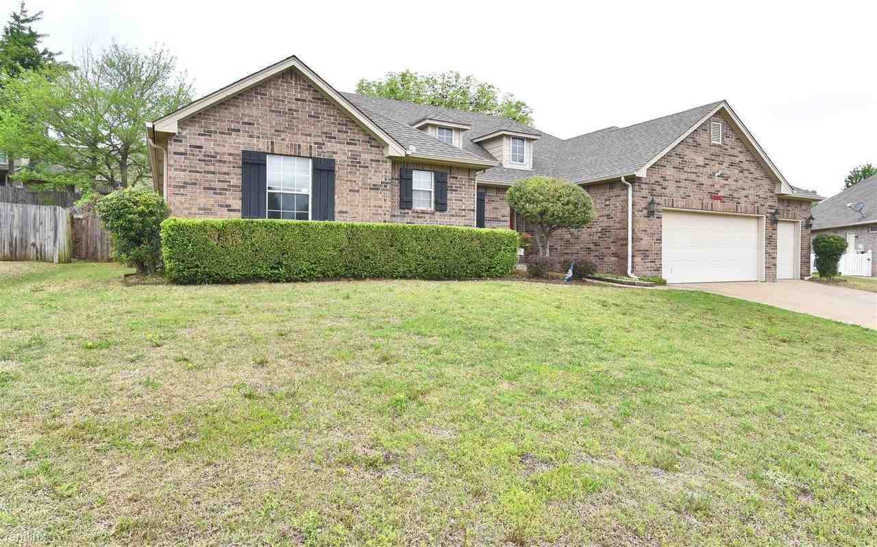 300 S 63rd St - Photo 3 of 30