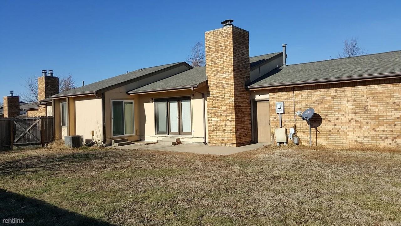3136 N Longfellow Ct - Photo 2 of 9