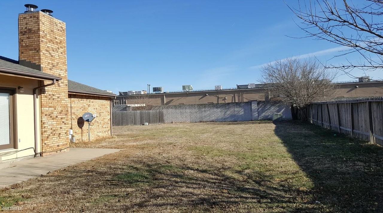 3136 N Longfellow Ct - Photo 3 of 9