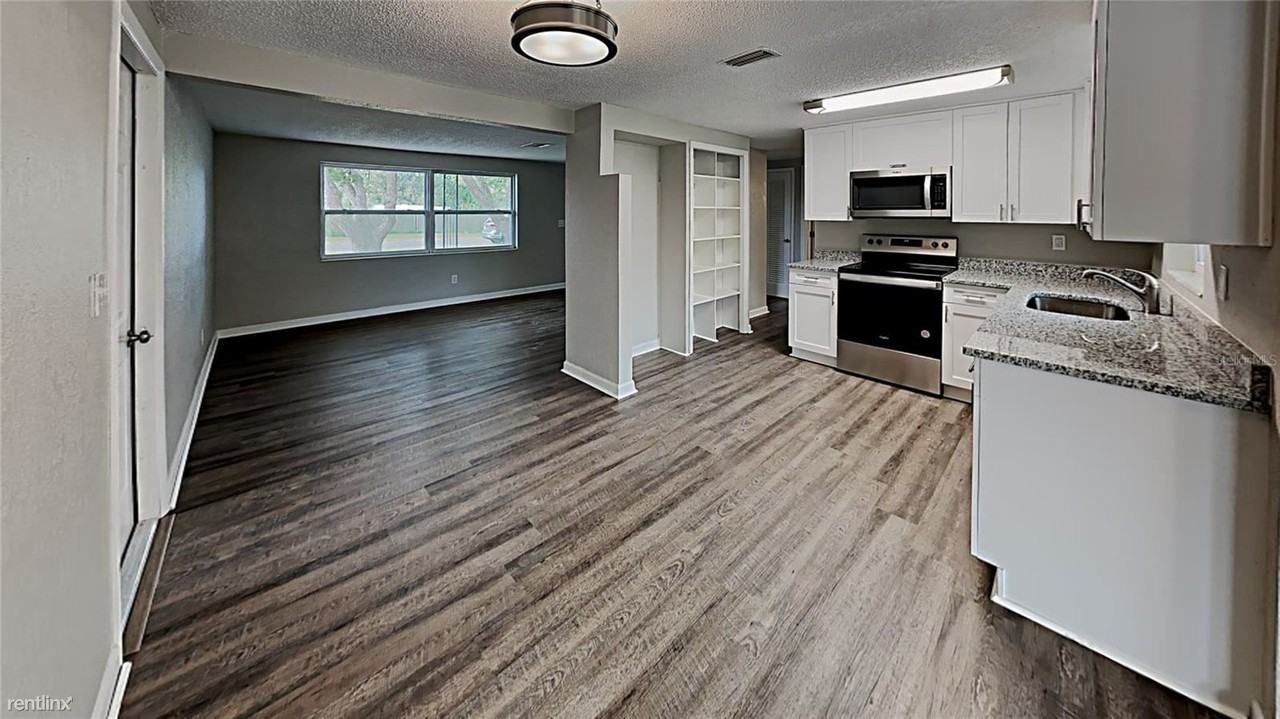 4949 Lake Ridge Ln - Photo 2 of 5