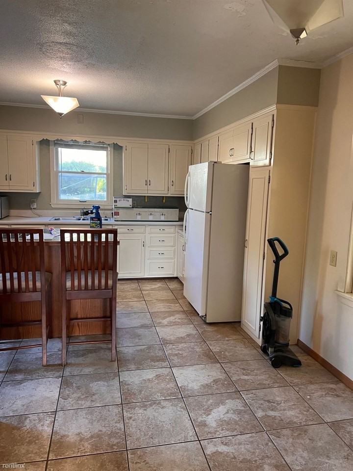 221 N 5th St - Photo 3 of 7