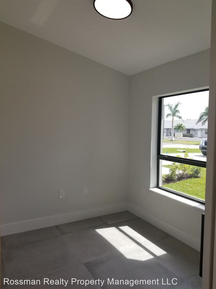 New Construction Duplex  3 + Den / 2 & 2 Car Garage - Photo 3 of 22