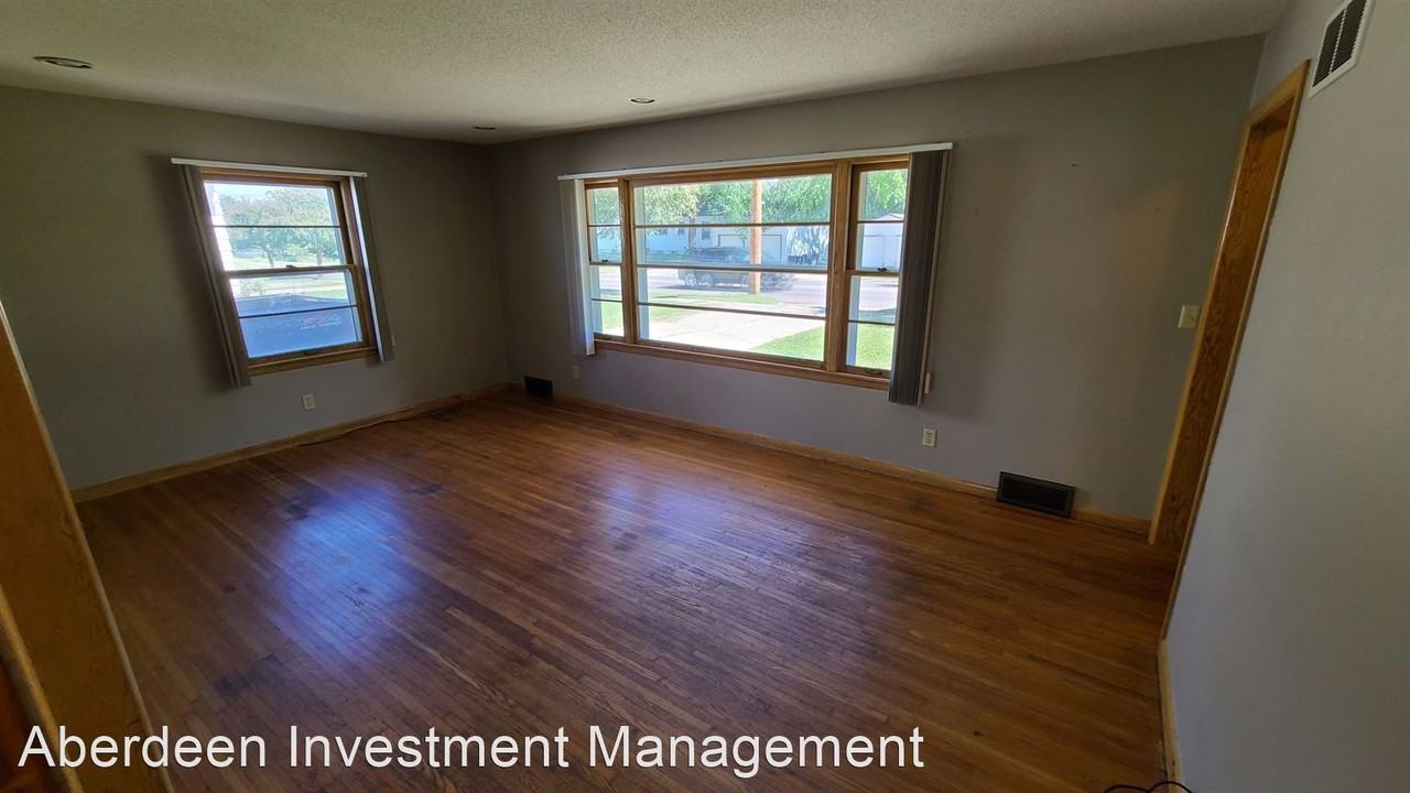 1611 3rd Ave Se - Photo 2 of 12