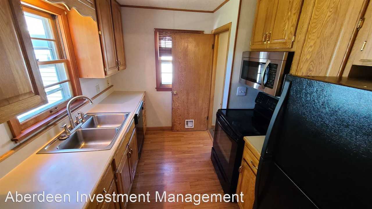 1611 3rd Ave Se - Photo 3 of 12