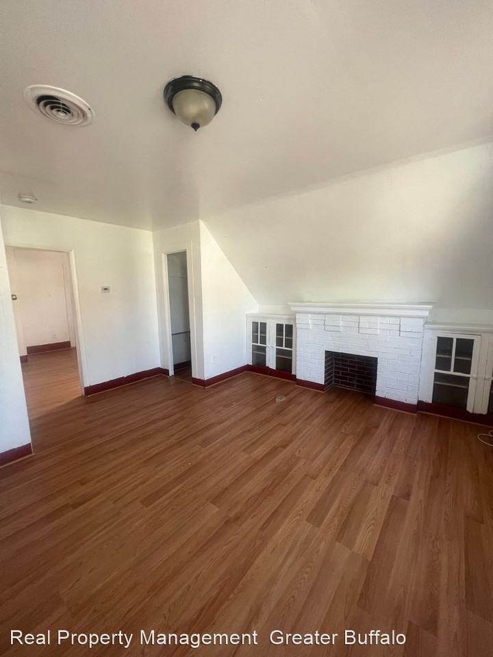 233 Sumner Upper - Photo 2 of 9