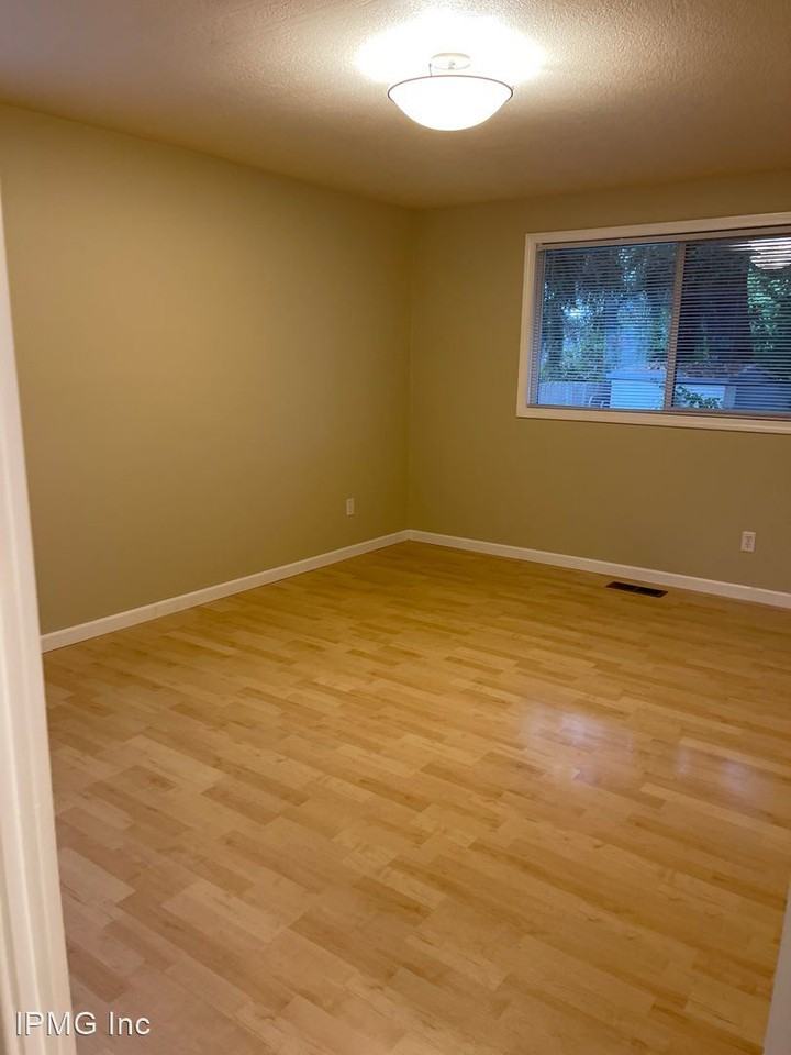 88075 6th St - Photo 3 of 16