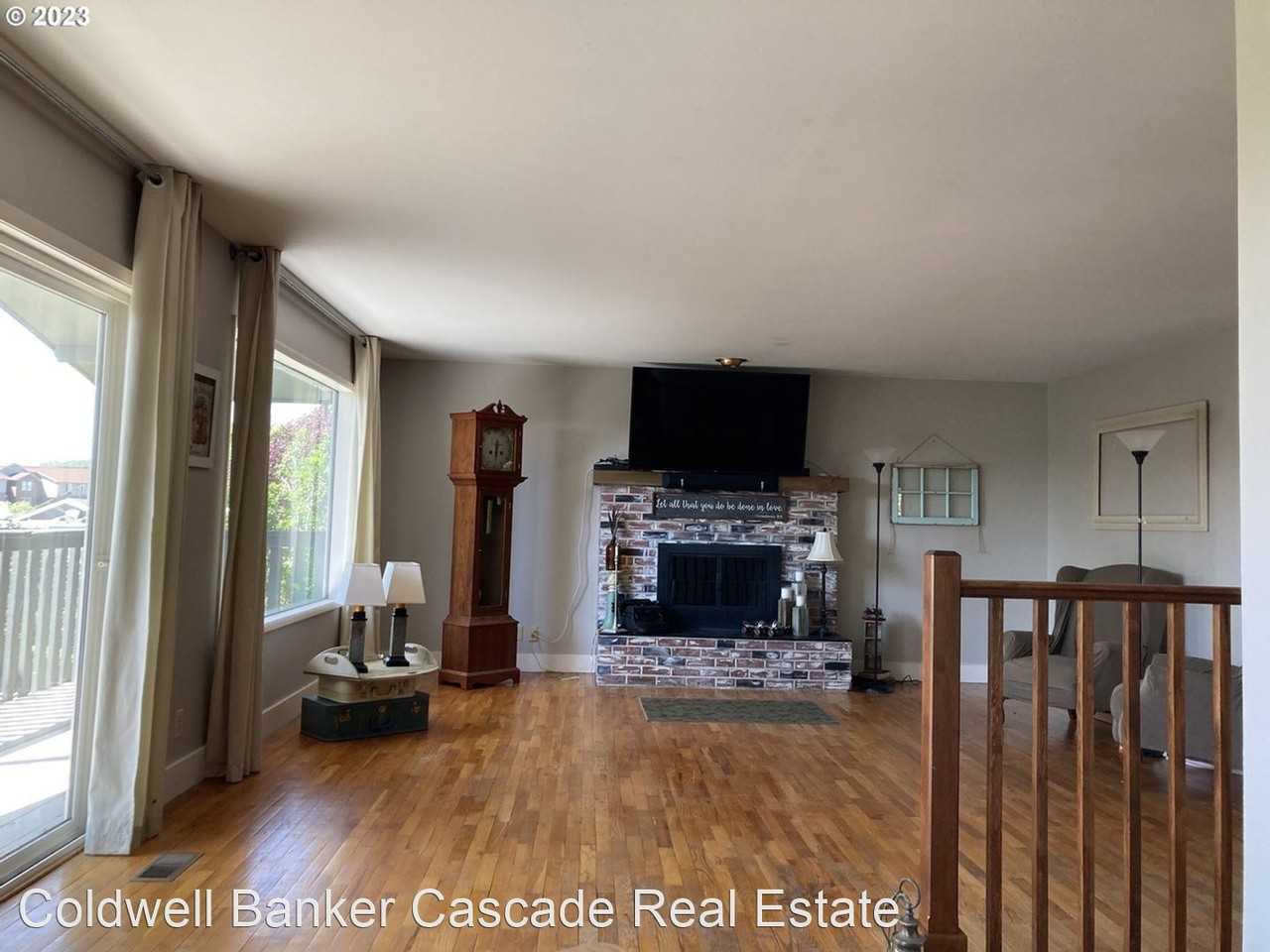 865 Maple Dr - Photo 2 of 9