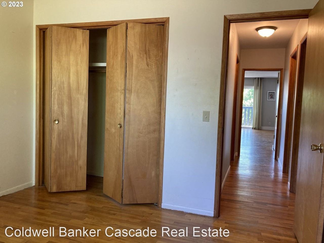 865 Maple Dr - Photo 3 of 9