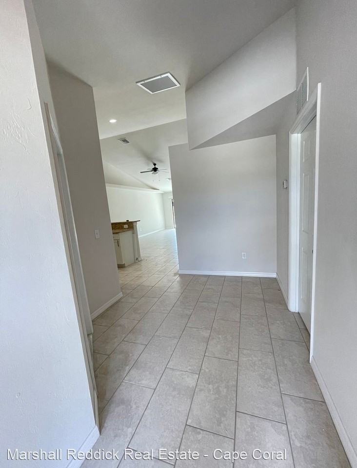 3 Bedroom 2 Bath 1 Car Garage off Skyline - Photo 2 of 14