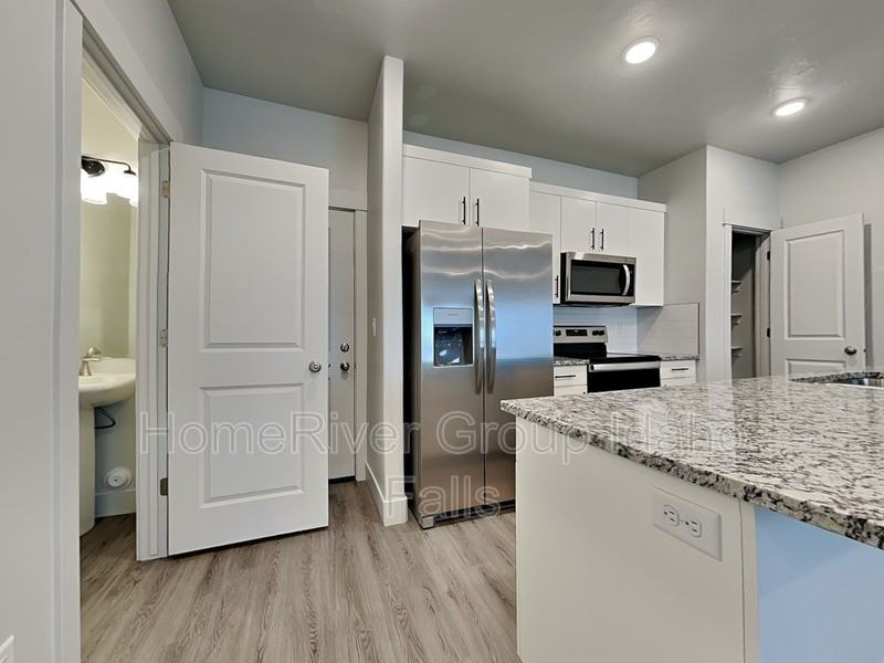 651 Sw #3102 - Photo 4 of 29