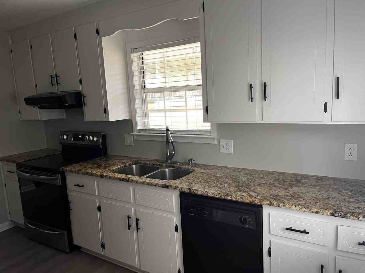 1008 Mendheim Dr - Photo 3 of 15