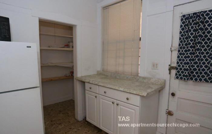 2886 N Clark St #3 - Photo 3 of 14