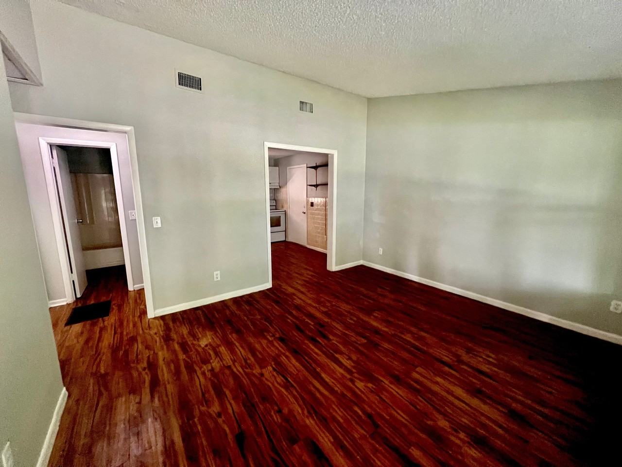 1726 Ashland St - Photo 3 of 11