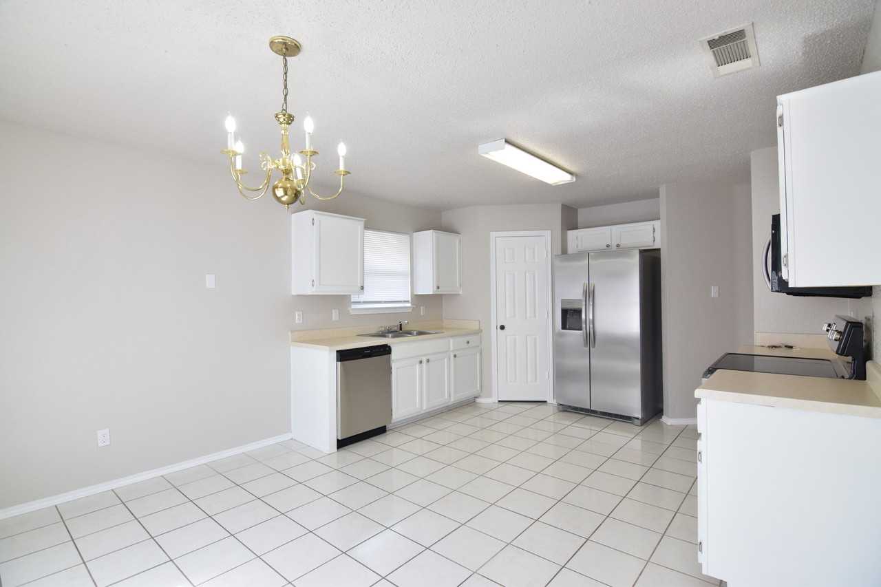 1906 Agate Dr - Photo 4 of 20