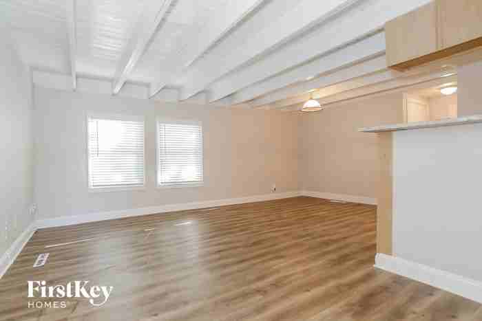 5400 Maple St - Photo 3 of 15