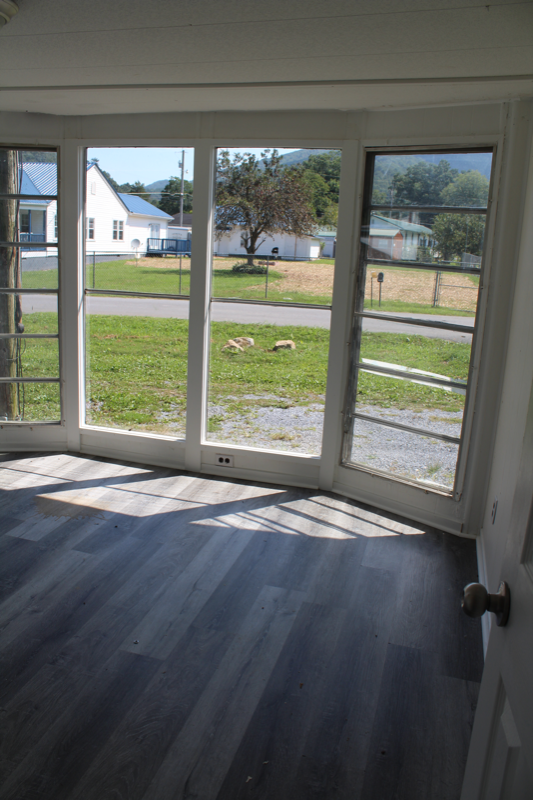 208 Mountain View Dr - Photo 2 of 7