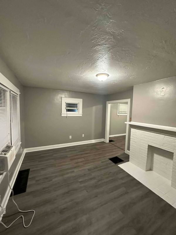 476 Graham St - Photo 3 of 9