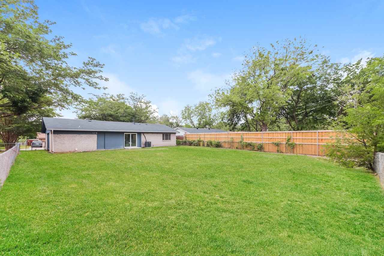 805 Johnnie Row - Photo 2 of 19