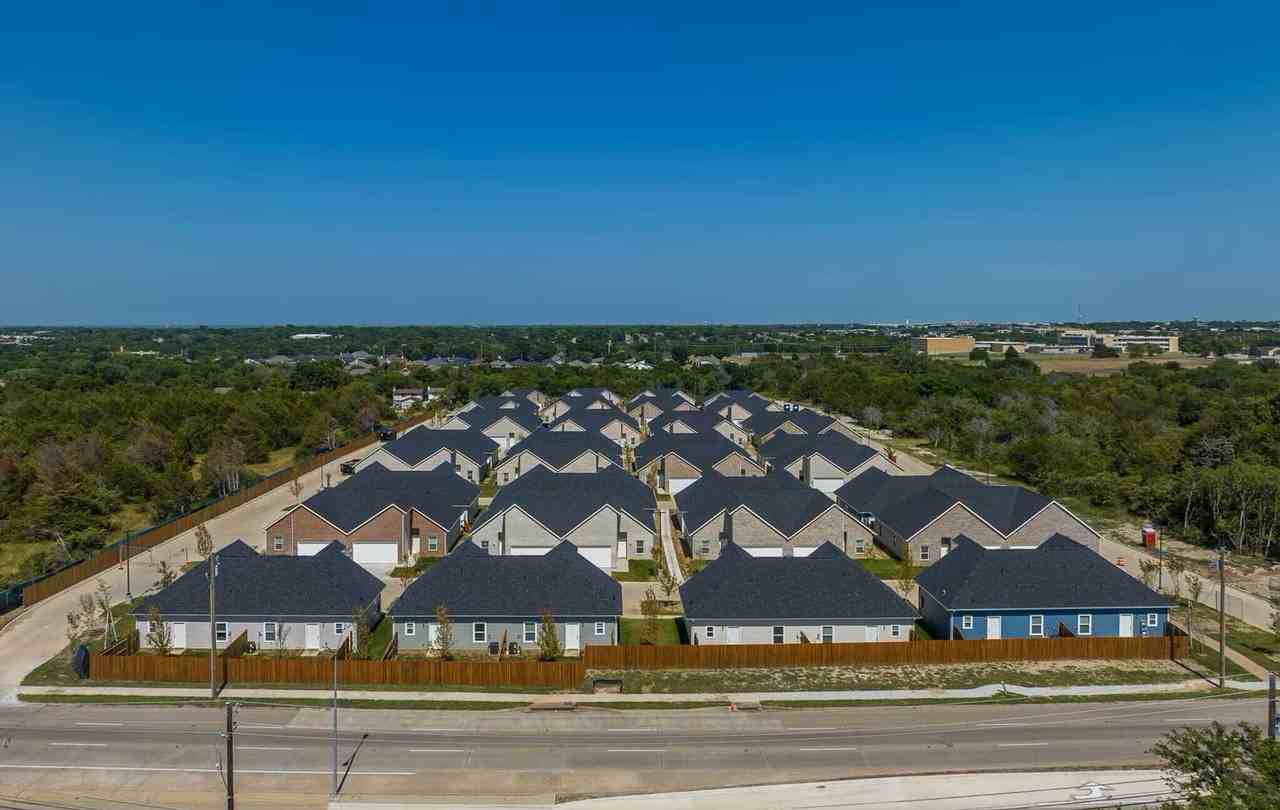 Hampton Duplexes - Photo 3 of 20