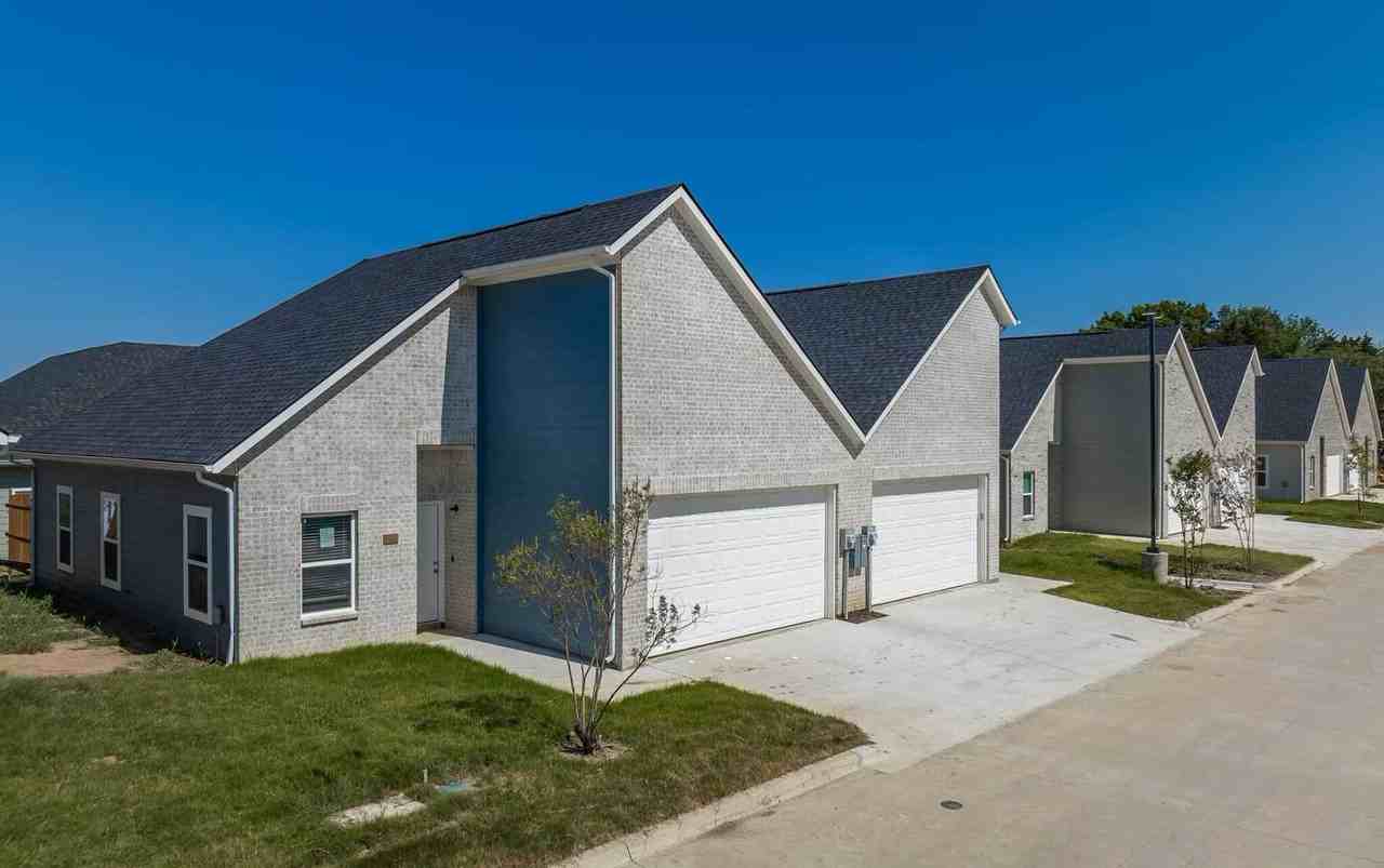 Hampton Duplexes - Photo 5 of 20