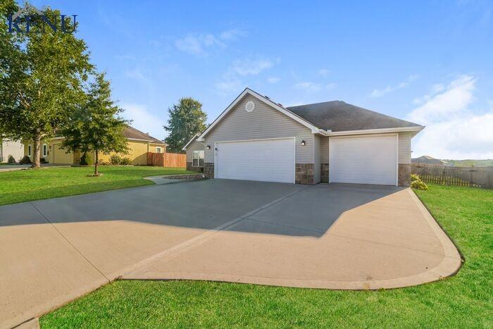 902 Sw Bobcat St - Photo 3 of 18