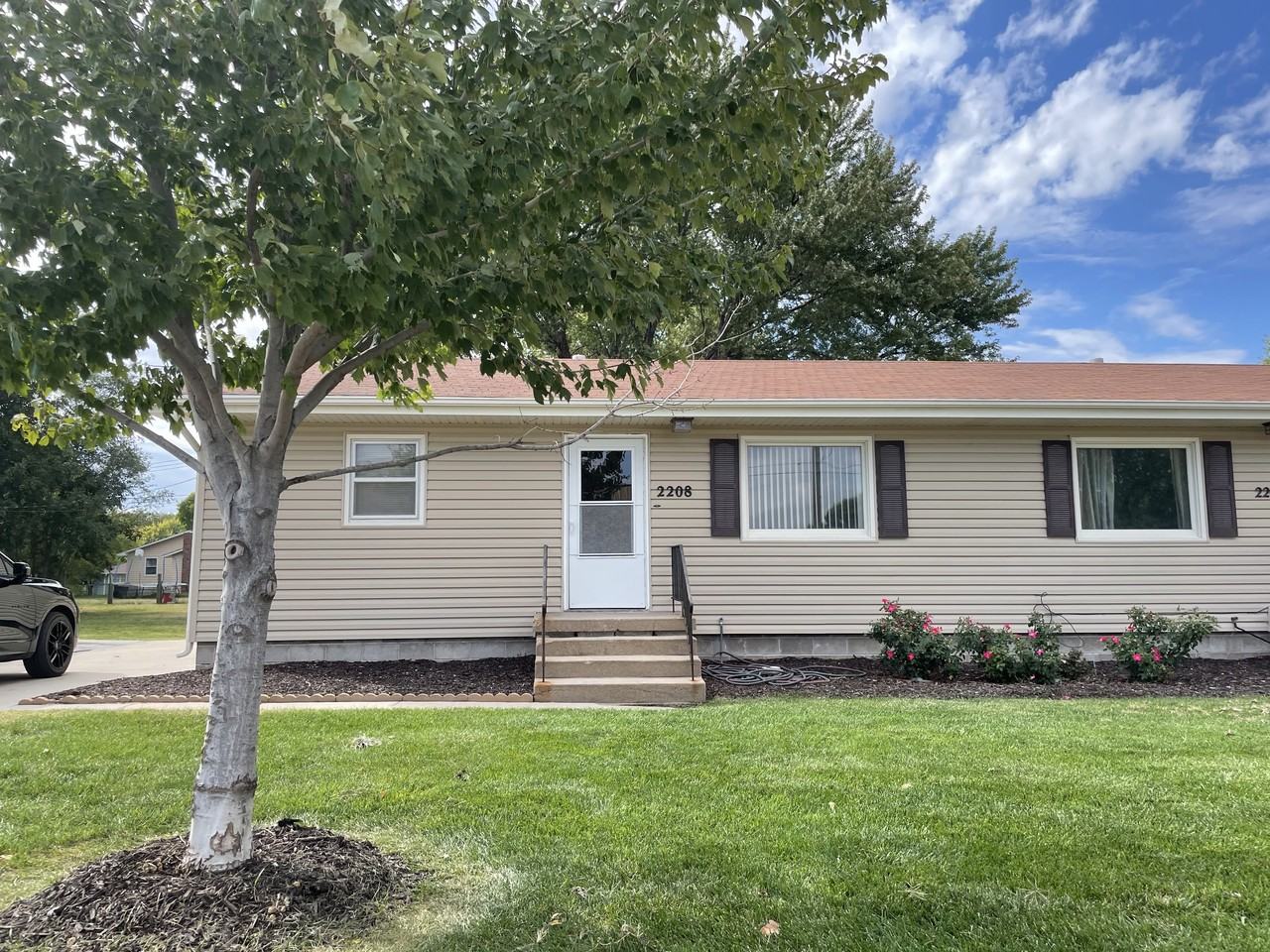 2208 Chanticleer St - Photo 2 of 12