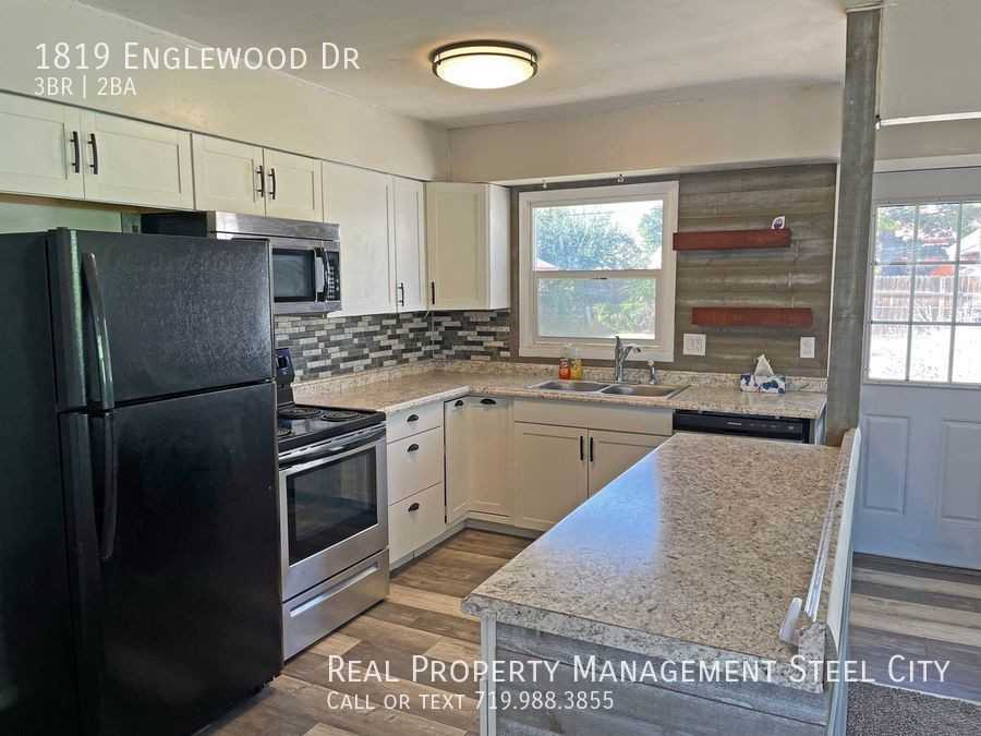 1819 Englewood Dr - Photo 2 of 14