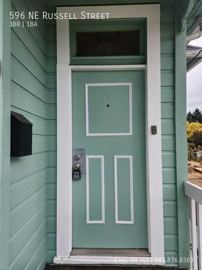 596 Ne Russell St - Photo 2 of 30