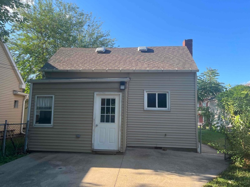 1130 Adams St - Photo 3 of 22